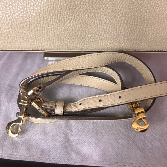 Tory Burch Robinson pebbled leather tote bag cream color with logo charm tag - Picture 4 of 17